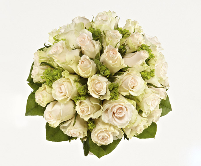 Se Rund brudebuket med roser og synlig bladkrans hos Bloomit