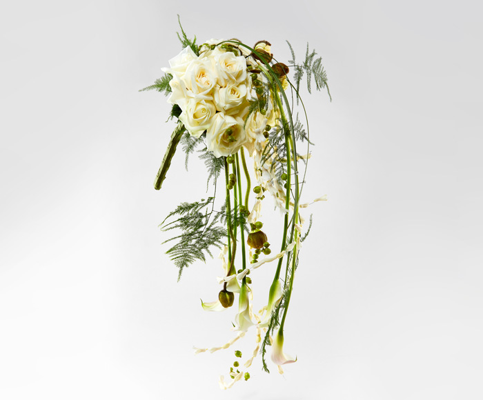 Se Brudebuket med hvide og grønne detaljer hos Bloomit