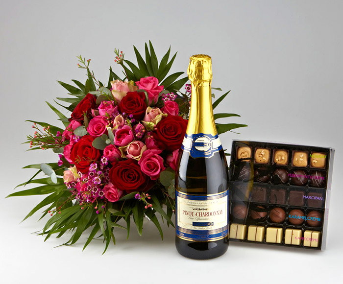 Se Romantiske roser, mousserende vin og chokolade hos Bloomit