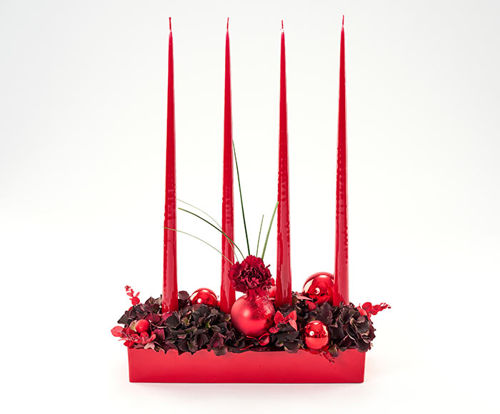 Adventsdekoration med hortensia og pynt i rød