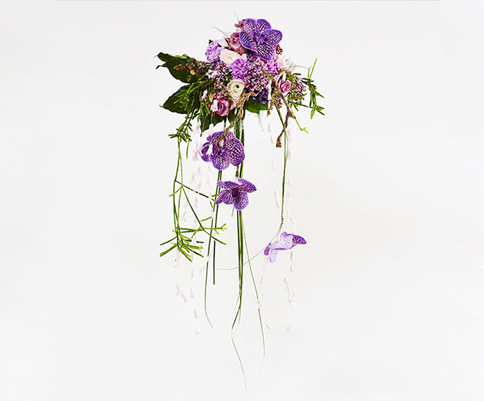 Se Brudebuket med hæng og orkidédetaljer hos Bloomit