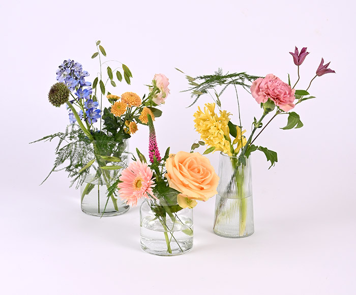 Se Glasvaser med blomster som bordpynt hos Bloomit
